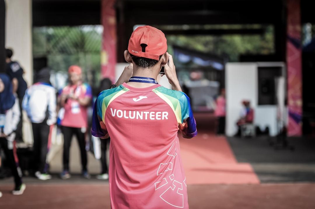 Comunidad de voluntarios trabajando juntos