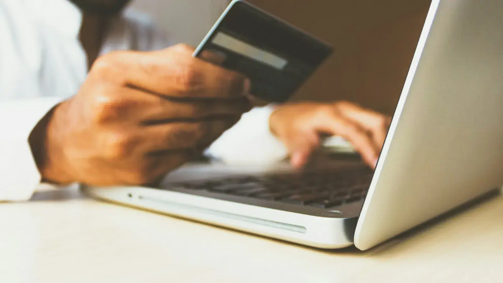 Anticipos por WhatsApp: cómo cobrar la valoración antes de la cita sin parecer agresivo